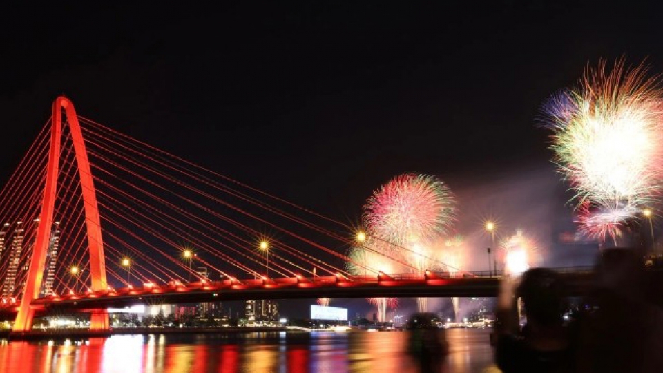 Radiant night in HCM City with dazzling fireworks for 50th reunification anniversary